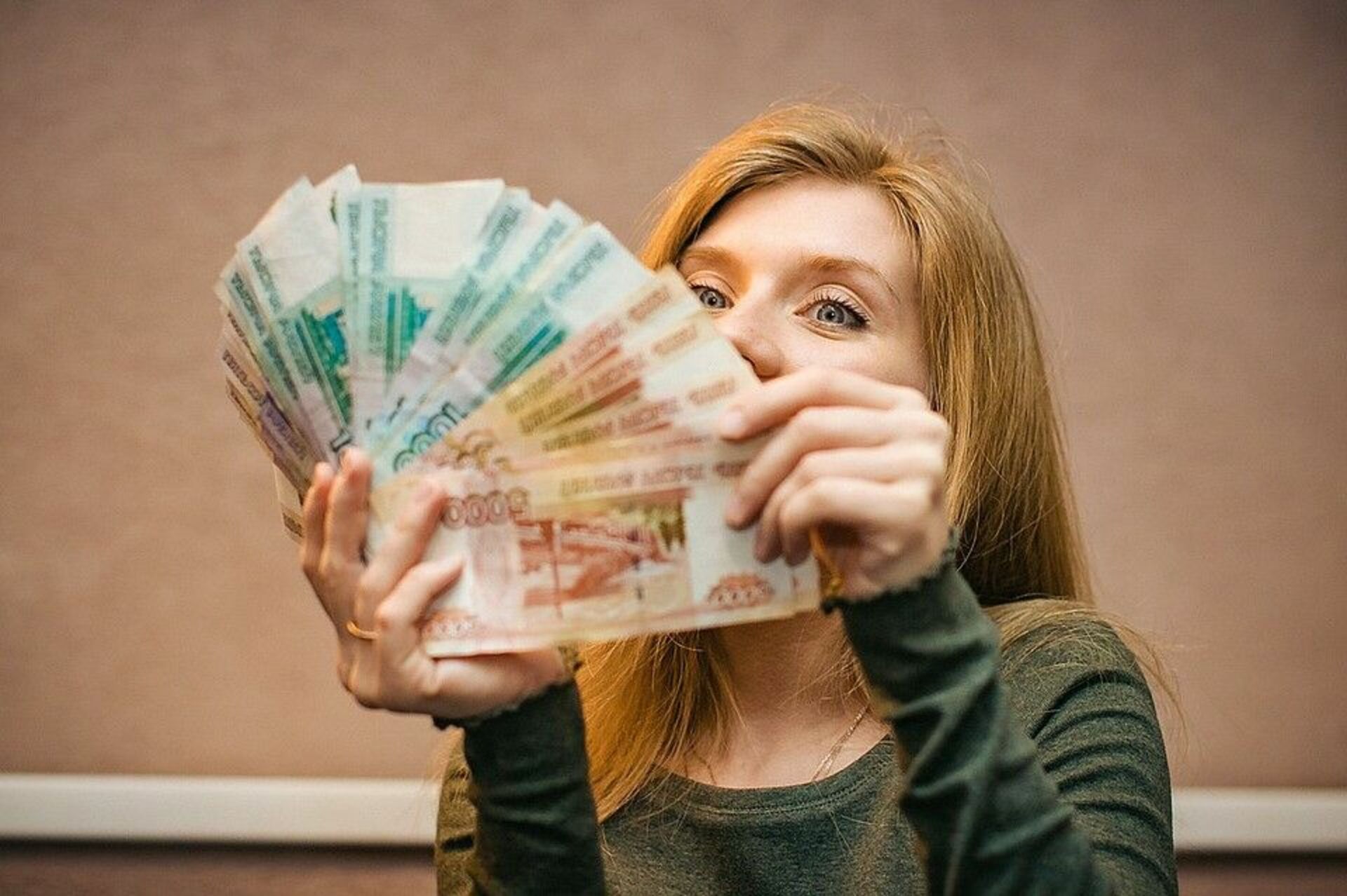Не плачу деньгу. Девушка с рублями. Женщина с деньгами. Деньги россиянам. Человек с деньгами.