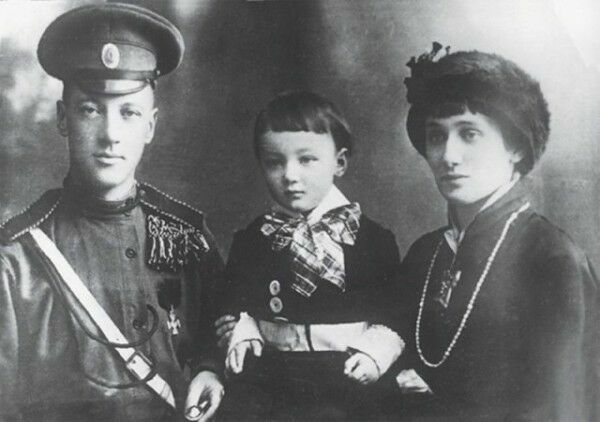 Гумилев, Ахматова и их сын Лева смотрят на губернатора Руденю с недоумением.