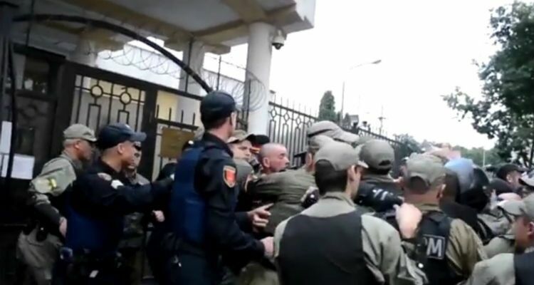 У консульства России в Одессе вновь произошла стычка радикалов с полицией