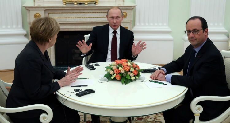 Олланд и Меркель оставили в Москве экспертов для доработки плана урегулирования на Украине
