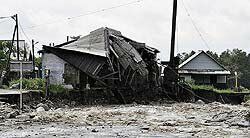 В Якутии из-за прорыва плотины затопило два села