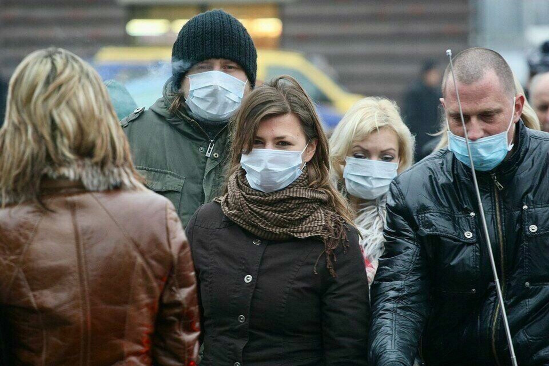 Видео маску одевала. Люди в масках ковид Россия. Люди в масках от коронавируса в России на улице. Человек в маске. Люди в масках на улице.