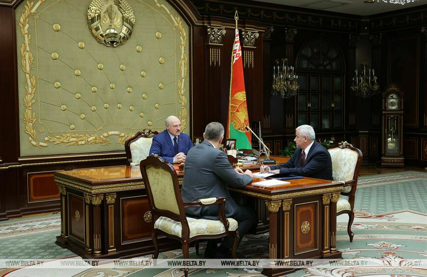 Лукашенко велел чиновникам не ждать, пока их «рубанет президент»