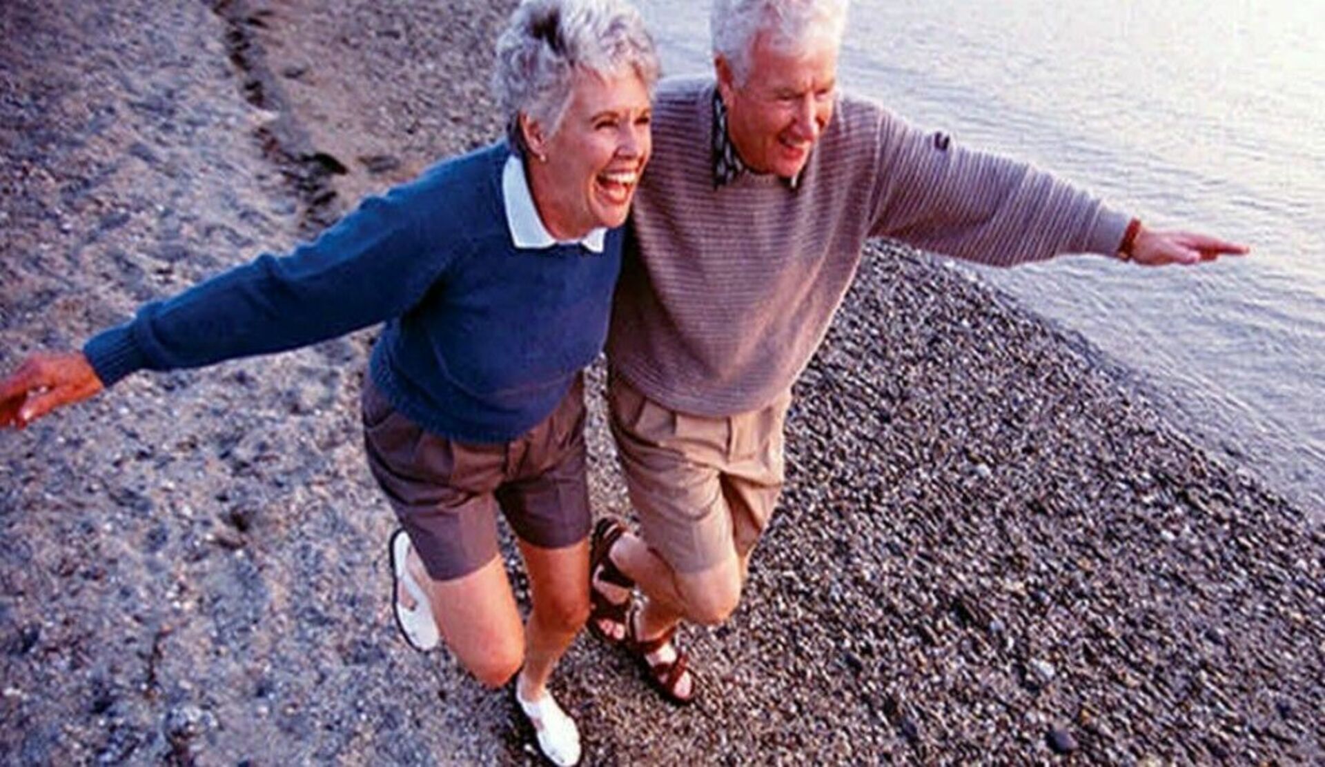 Любовь долголетие. Пенсионеры радуются. Старики против молодежи. Фото пожилых людей. Смешные фото пожилых людей.