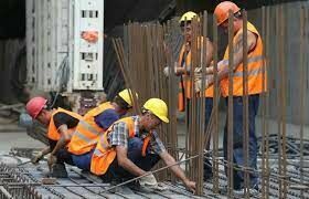 Дефицит мигрантов вынудил работодателей поднять зарплаты разнорабочим