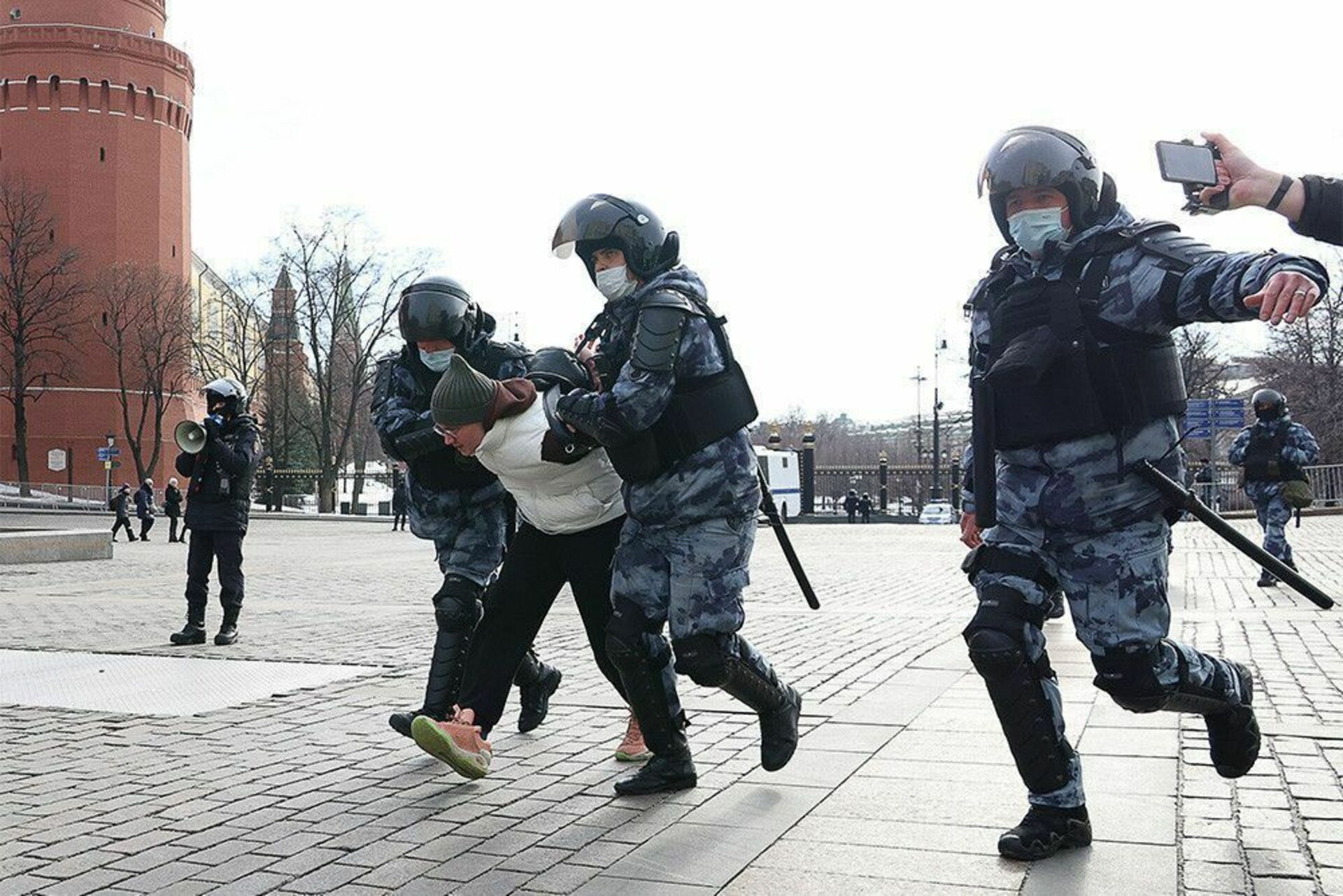 Последние новости агрегатор. Манежка 2010 избитые кавказцы. Массовые задержания в Москве. Задержания на Манежной площади.