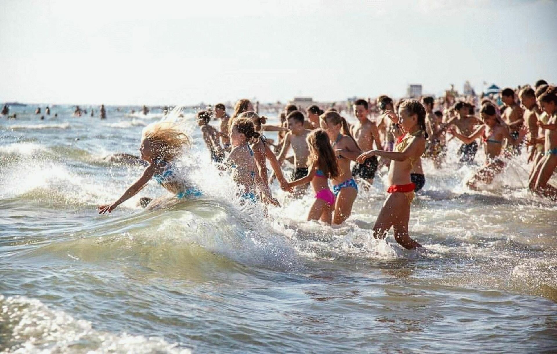 Купания мая. Люди купаются в море. Купаются на пляже. Море пляж люди купаются.