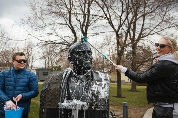 В парке «Музеон» желающие смогут помыть памятники Марксу и Ленину