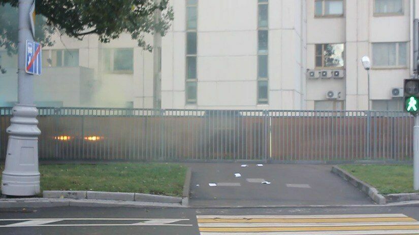 Активисты "Другой России" закидали информбюро НАТО в Москве дымовыми шашками