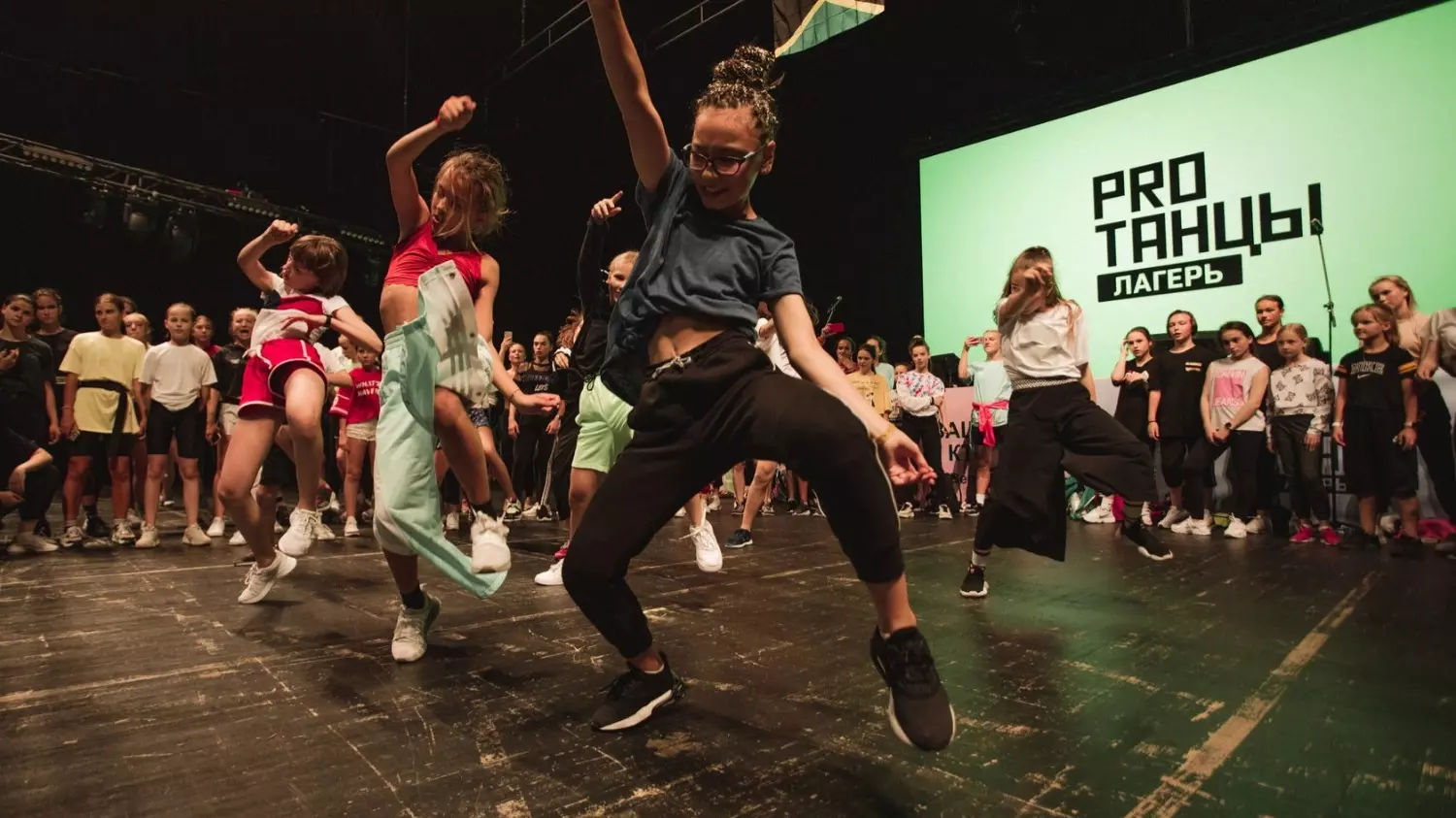 В танцевальных лагерях дети с профессиональными хореографами и постановщиками улучшат навыки в танце и снимут свое видео-портфолио