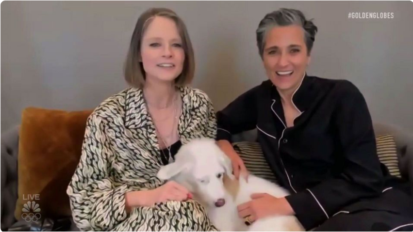 Босая и в пижаме Джоди Фостер поблагодарила за свой «Золотой глобус» собаку и жену