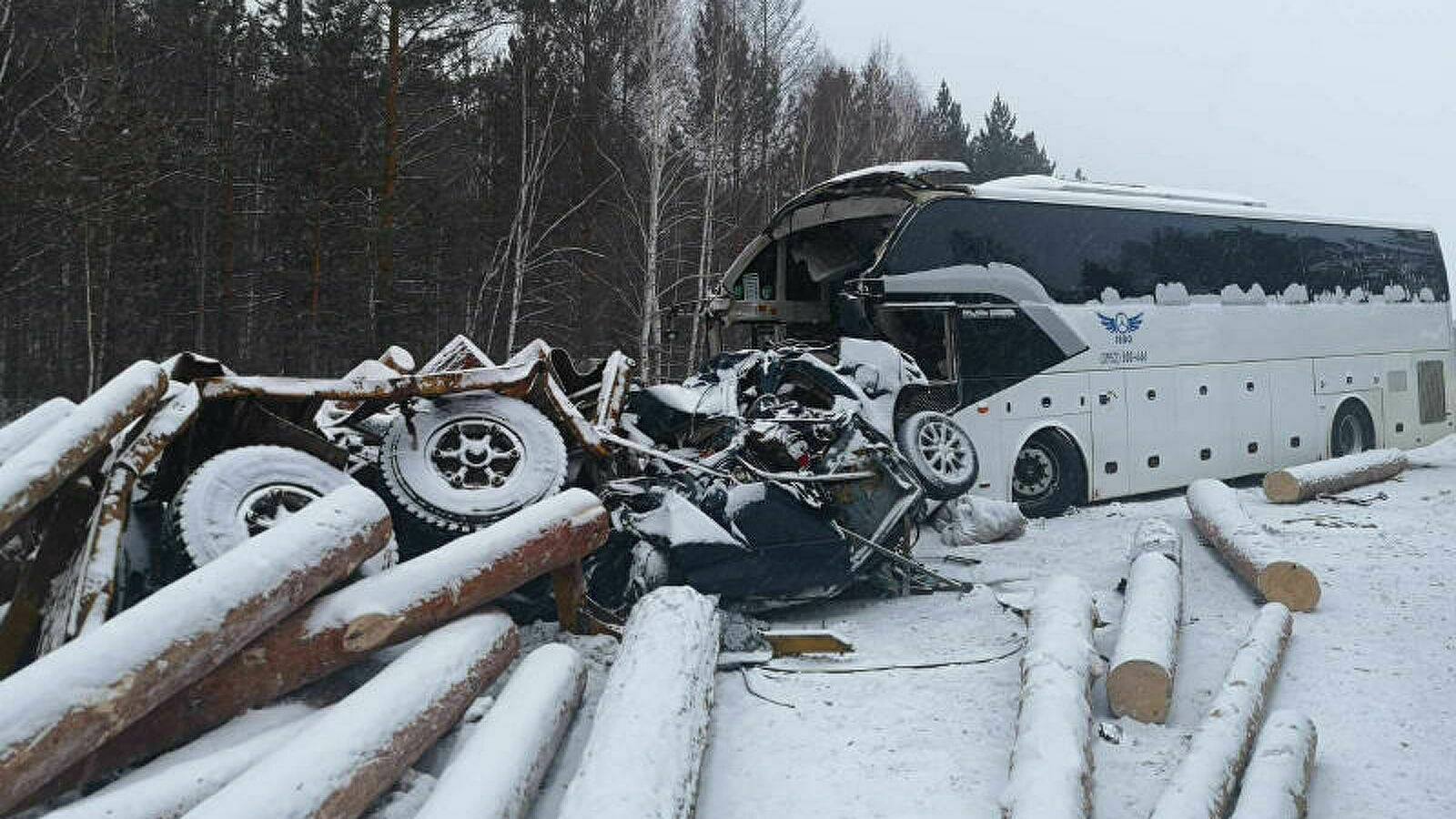 Пять человек погибли в аварии с автобусом и лесовозом под Иркутском