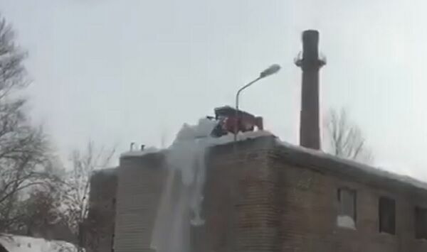 Гениальное просто. В Татарстане снег с крыш убирают тракторами