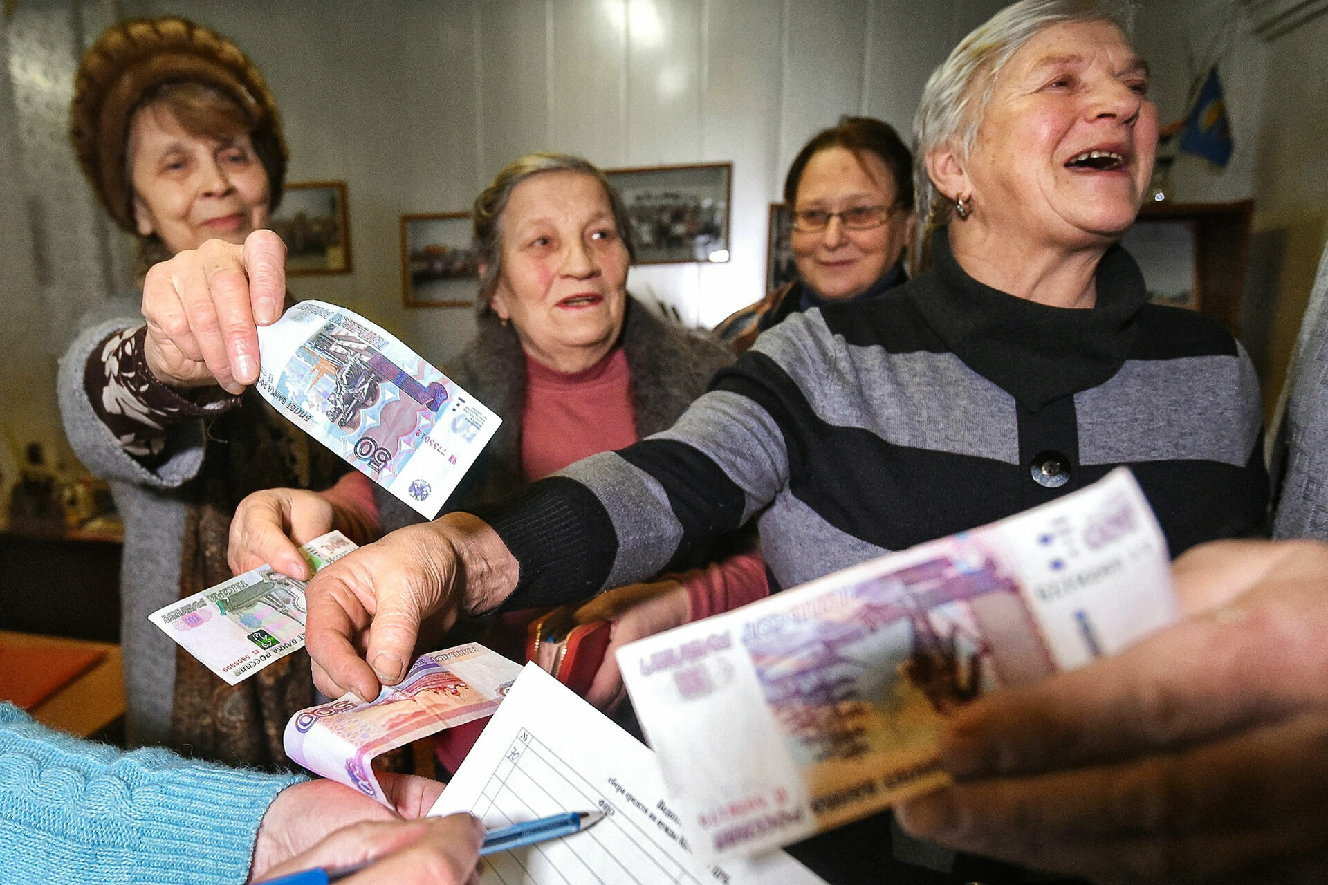Что нового для пенсионеров неработающих последние новости. Бабушка с деньгами. Пенсионер с деньгами. Пенсионеры пенсия. Российские пенсионеры.