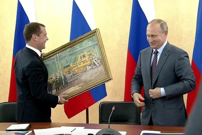 Медведев пришел в восторг от подаренной ему президентом картины