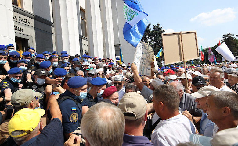 В Киеве начались стычки пенсионеров МВД с полицейскими