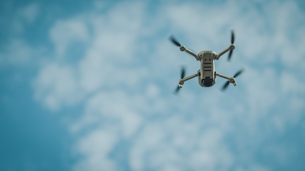 SHOT показал видео дрона, влетевшего в дом на Ленинском проспекте в Москве