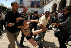 FEMEN провели акцию у Минюста Туниса в поддержку Амины Тайлер