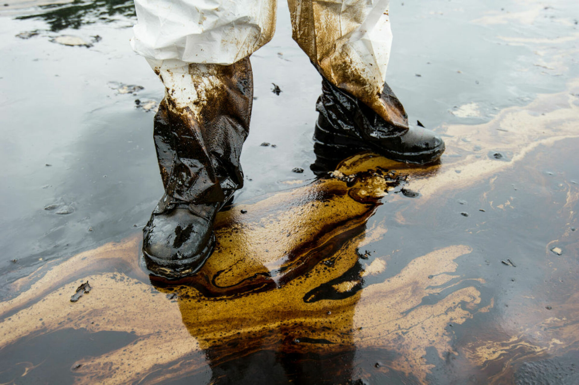 Нефть загрязняет воду. Нефтяная лужа. Разлитие нефти. Разлив нефтепродуктов на почву. Загрязнение почвы и воды нефтью.