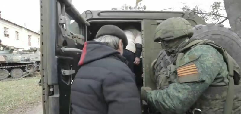Минобороны эвакуирует жителей украинского Изюма для лечения в РФ