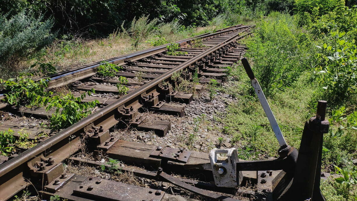 Злоумышленники в Брянской области подорвали две опоры ЛЭП у железной дороги