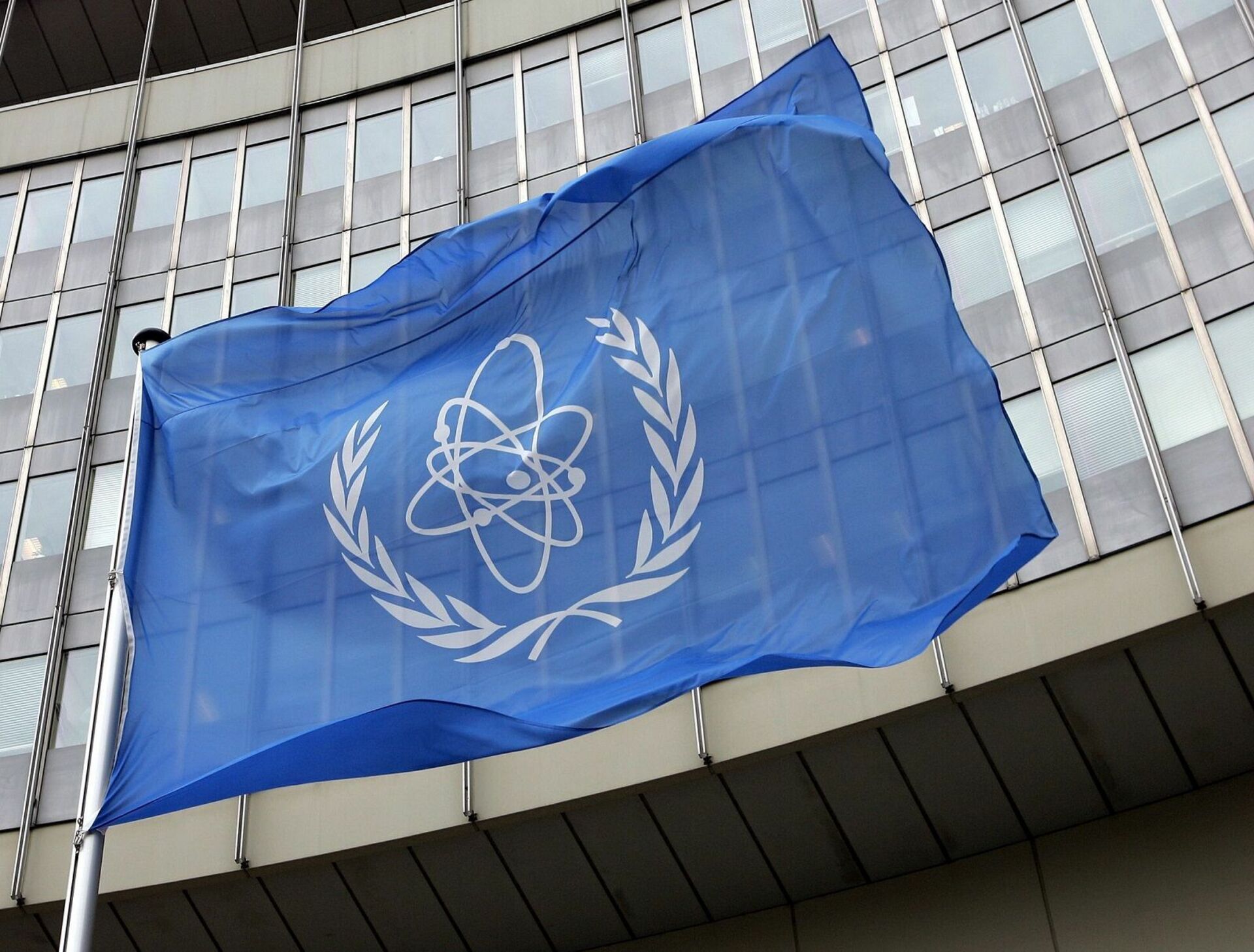 Организация магатэ занимается. ООН МАГАТЭ. Флаг МАГАТЭ. МАГАТЭ Вена. Международное агентство по атомной энергии (МАГАТЭ).