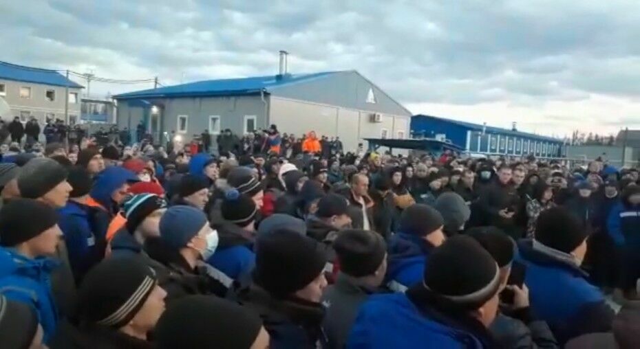 "Кормят как в свинарнике": рабочие «Газпрома» в Якутии вышли митинговать