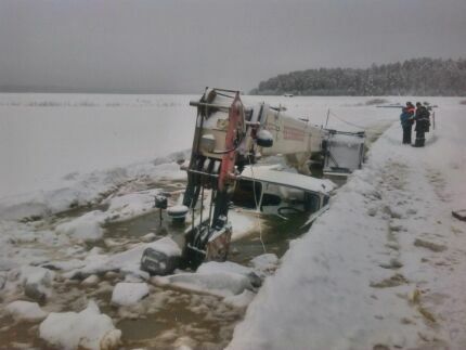 В Иркутской области провалился под лед бензовоз с 20 тоннами нефтепродуктов