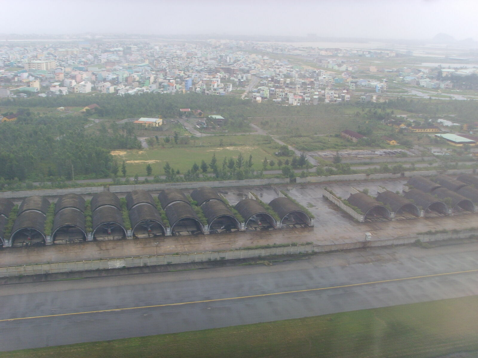 Построенные американцами по программе Concrete Sky защитные укрытия для авиационной техники на авиабазе Дананг, в настоящее время используемые ВВС Вьетнамской Народной армии (с) pinterest.com