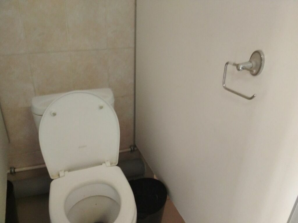 Туалетной бумаги в кабинках нет, потому что это не предусмотрено