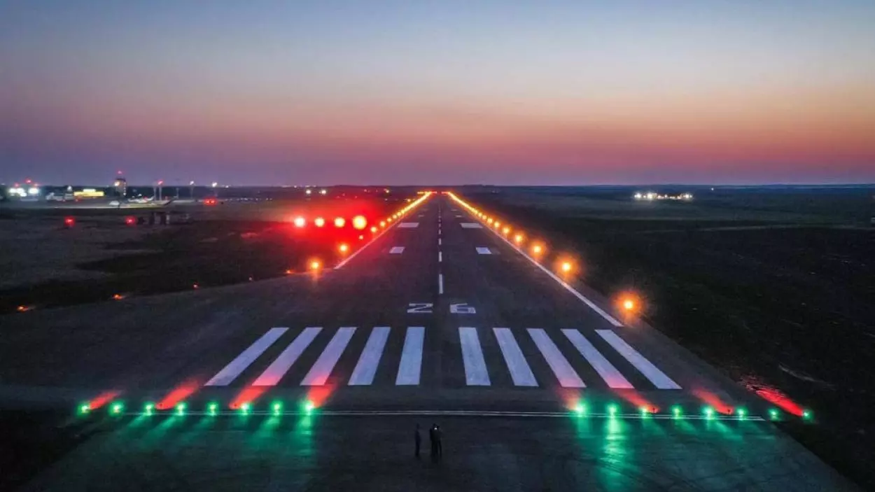 Недавно открывшаяся после реконструкции взлетно-посадочная полоса в аэропорту Оренбурга 