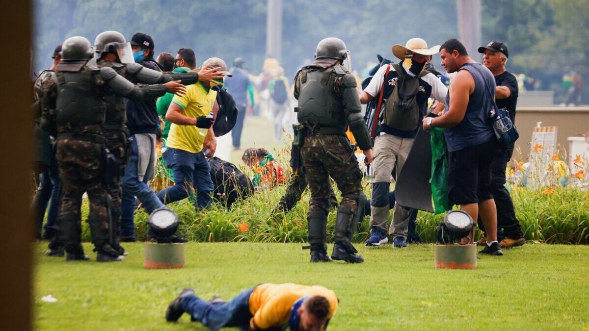 В Бразилии после попытки захвата власти блокированы соцсети, идут аресты, обыски