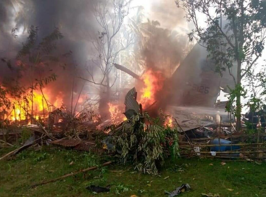 Самолет с 85 военными на борту разбился на Филиппинах