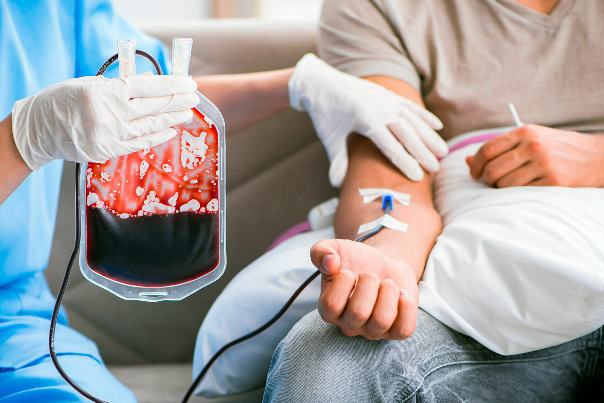 Больных коронавирусом в Москве начали лечить переливанием крови переболевших доноров
