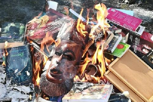 Священники в Польше публично сожгли "богохульные" книги