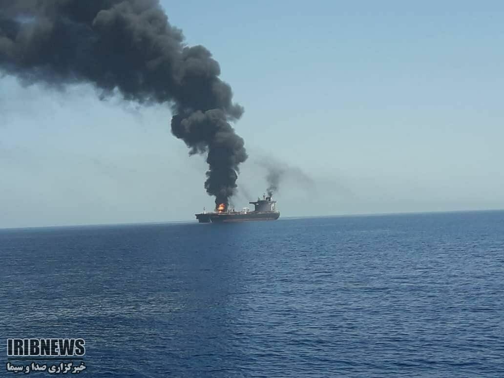 Судьба взорванного танкера в Оманском проливе остается неизвестной