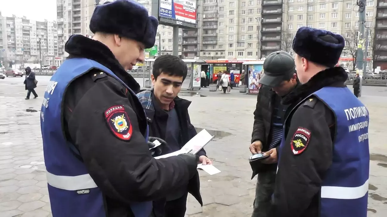 Полицейские проверяют документы мигрантов