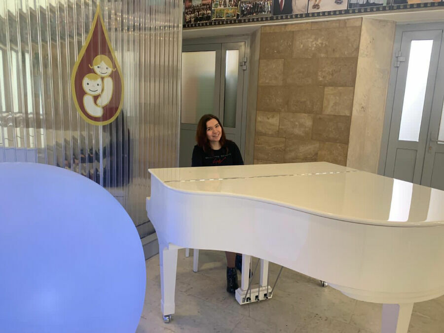 Пианистка Настя Фомина с радостью дарит музыку маленьким пациентам и их родителям.