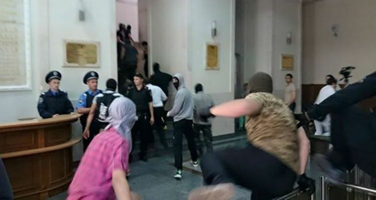 Инцидент у горсовета Харькова квалифицировали как хулиганство и сопротивление властям