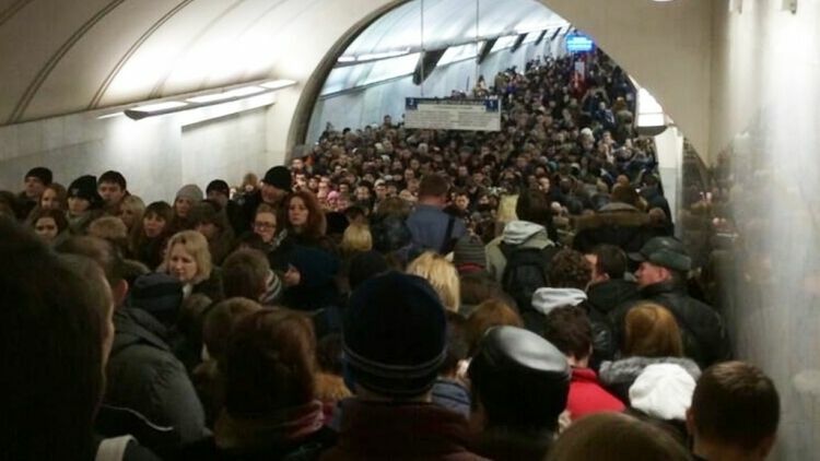 Москвичу сломали лицевую кость во время давки в метро