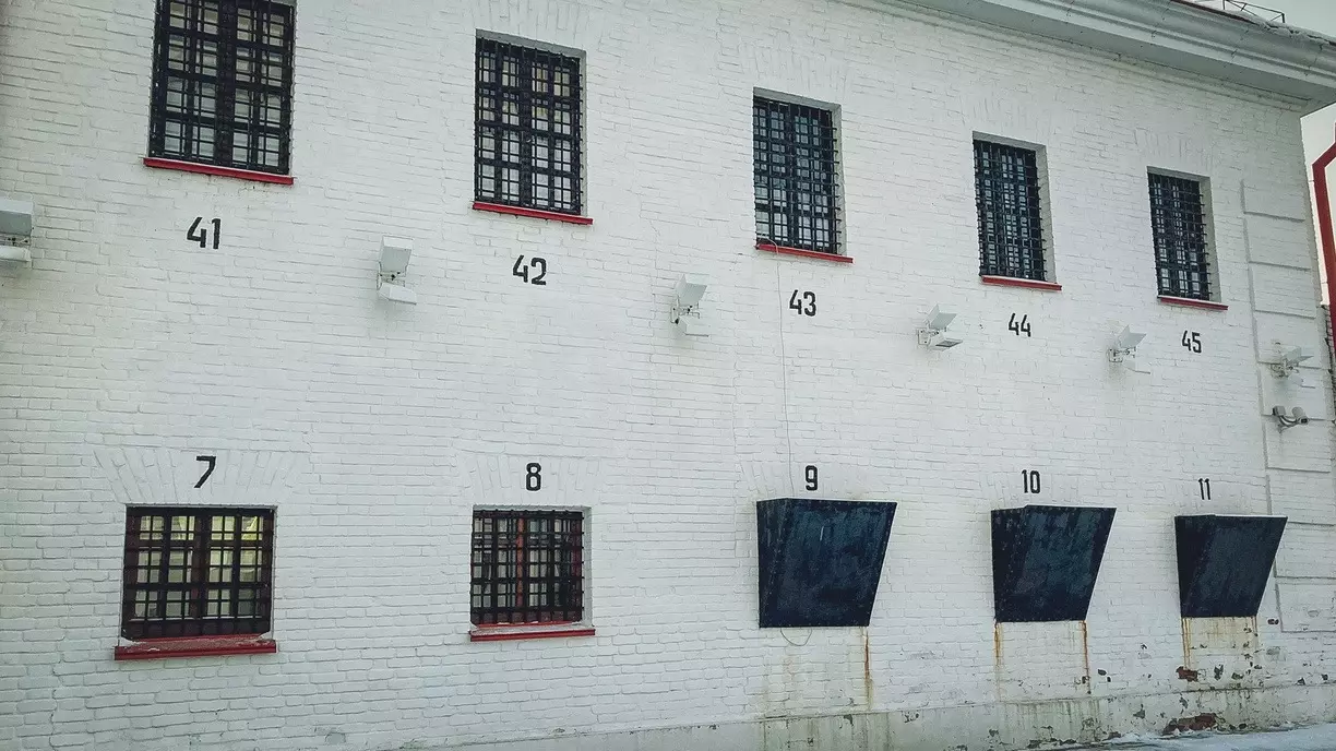 В некоторых исправительных учреждениях номера камер указаны прямо на фасадах зданий.