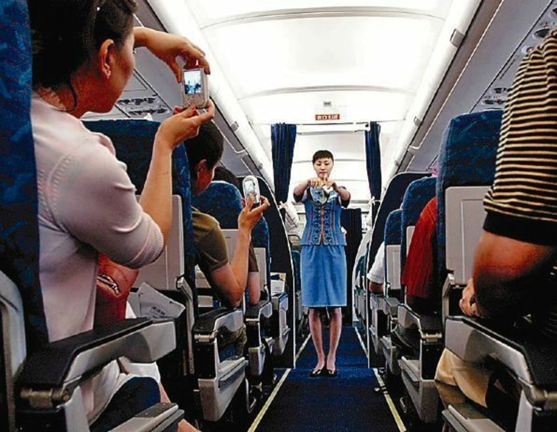 В самолетах можно зарядить телефон. Самолет. Телефон в самолете. Безопасная поза бортпроводника в самолете. Стюардесса объясняет.