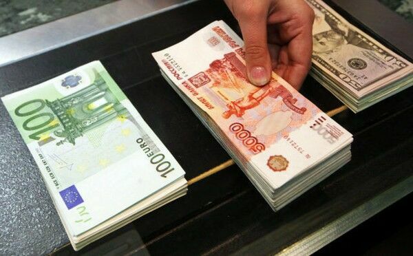 Финансисты рассказали, как рубль проведет лето