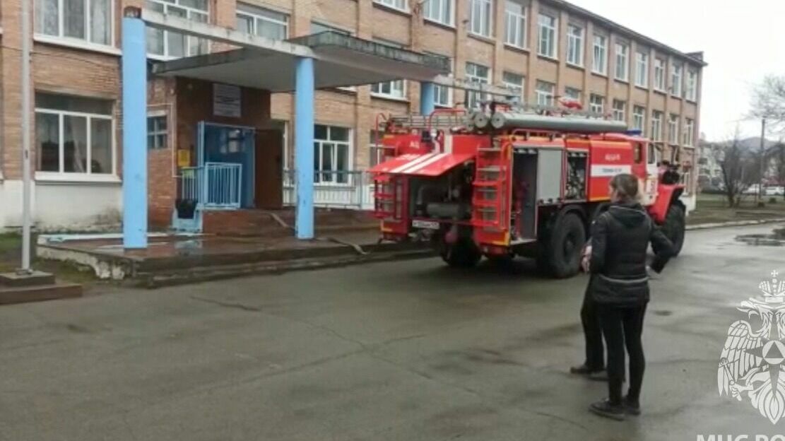 В Приморье из школы эвакуировали более 400 учеников из-за пожара