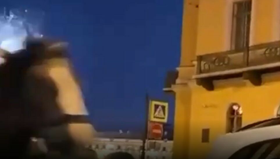 В Санкт-Петербурге испуганная лошадь с каретой проскакала через уличное кафе (ВИДЕО)