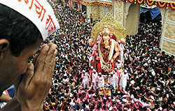 В Индии искупали бога с головой слона