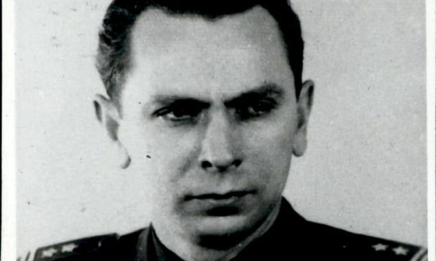 Перебежчик Михал Голениевски в форме польского  офицера