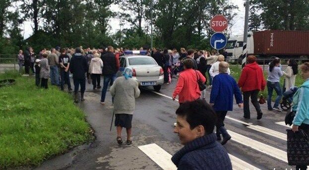 Жители Клина заблокировали Ленинградку, требуя включить горячую воду