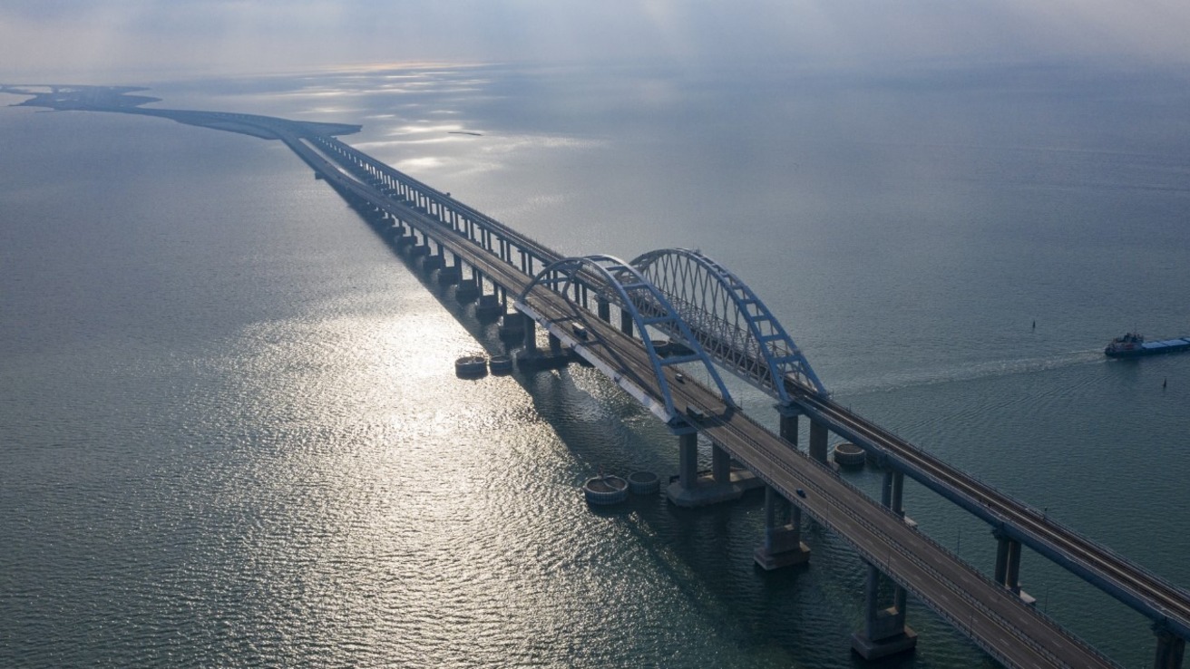На Крымском мосту перекрывали движение из-за информации о надводном беспилотнике