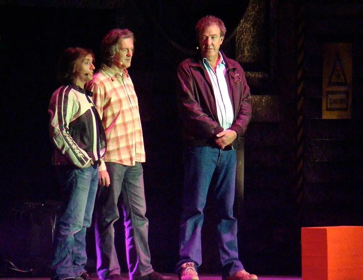 Джереми Кларксон (справа) со своими коллегами-ведущими Top Gear Ричардом Хаммондом и Джеймсом Мэем в 2008 году.